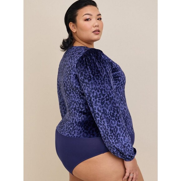 NWT Torrid 3X Blue Leopard Print Stretch Velvet V-Neck Long Sleeve Bodysuit - Picture 3 of 8